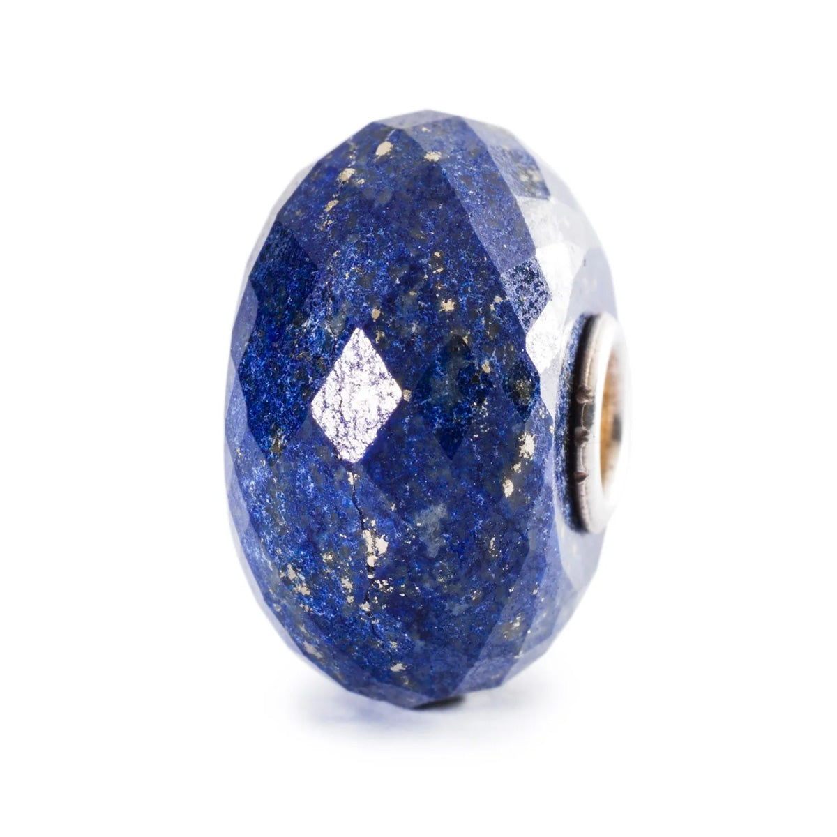 Il lapislazzuli è una pietra preziosa sfaccettata Trollbeads di colore blu. | TSTBE-20017